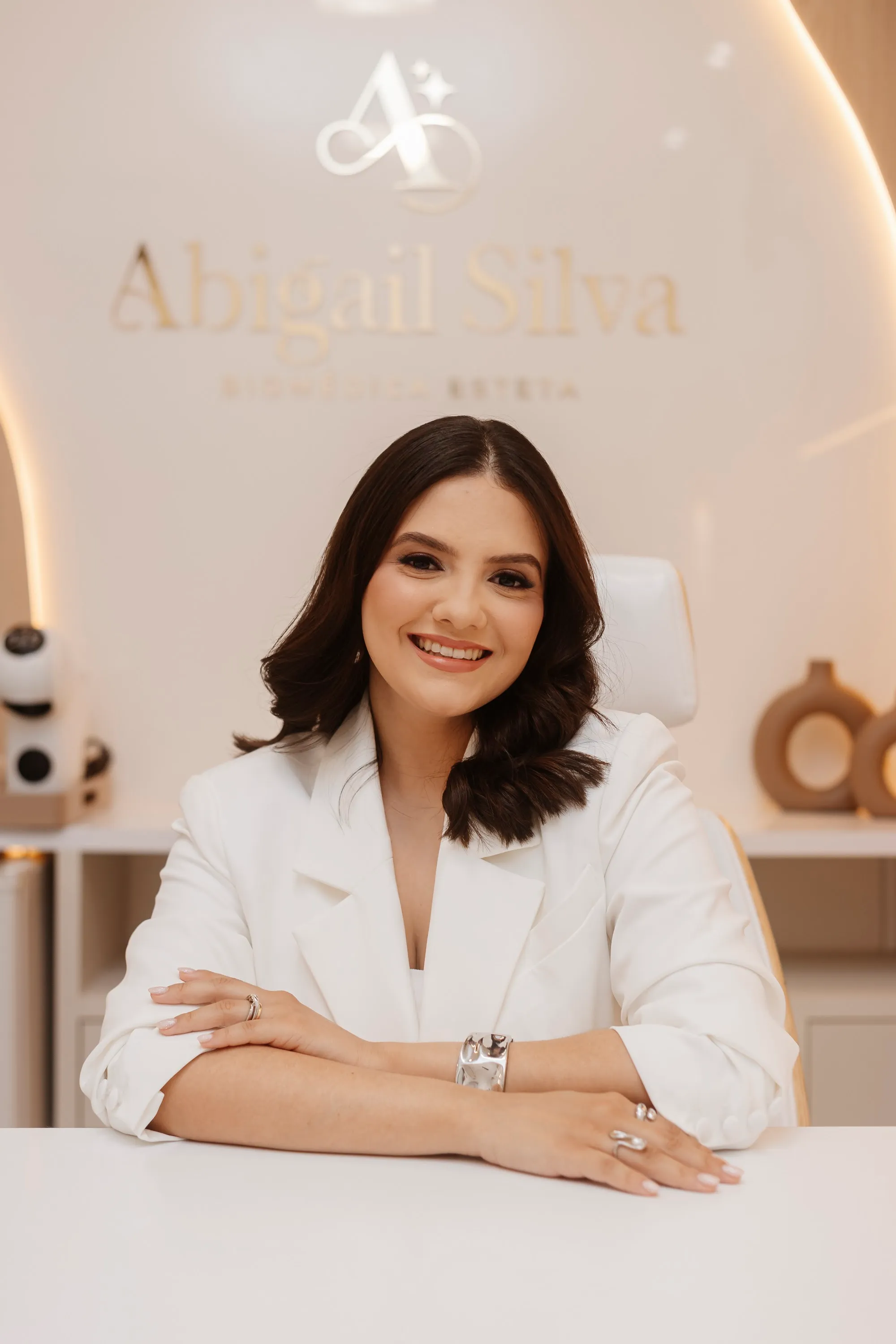 Dra. Abigail Silva sentada à mesa do consultório