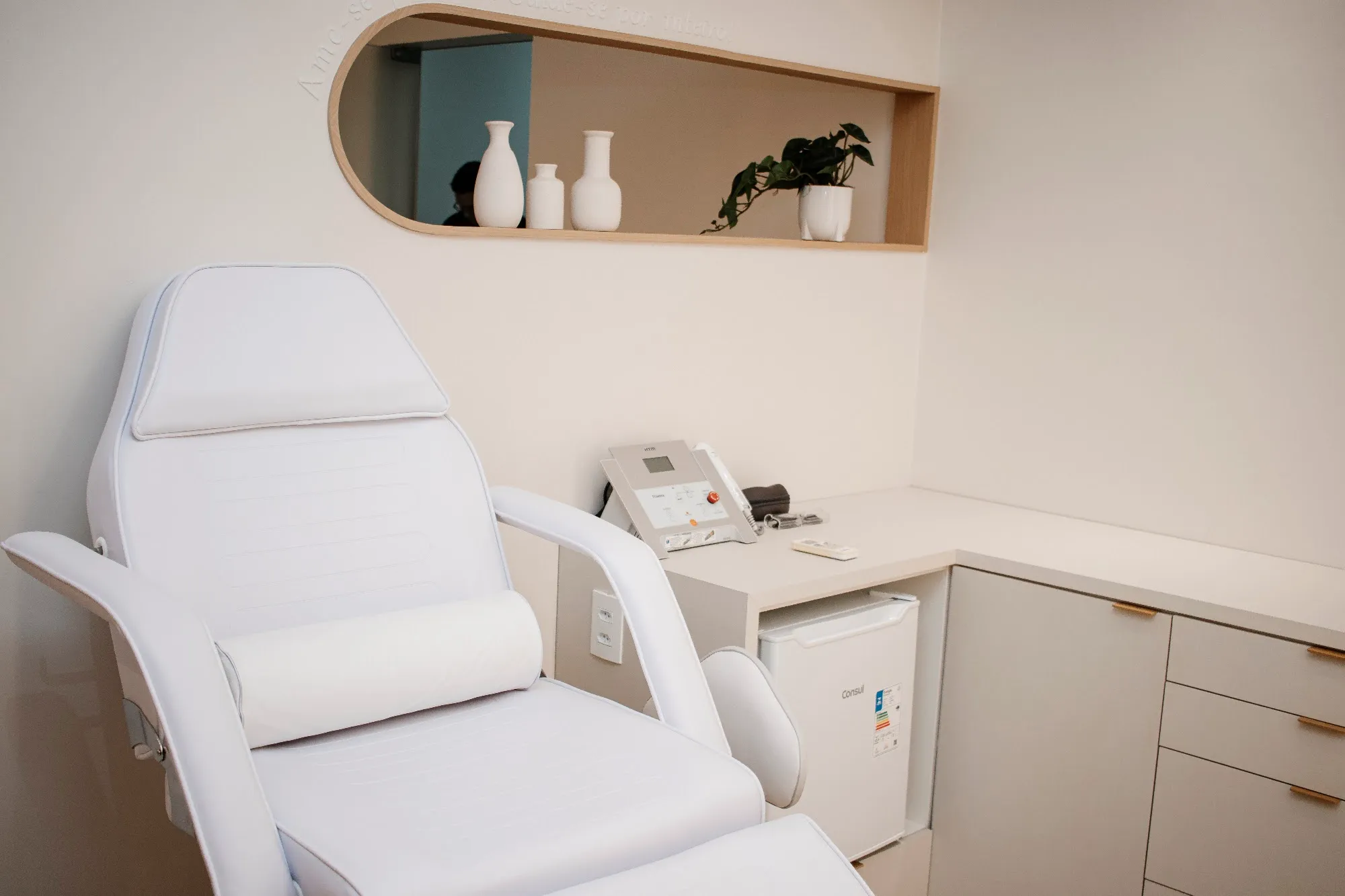 Sala de procedimentos com maca branca